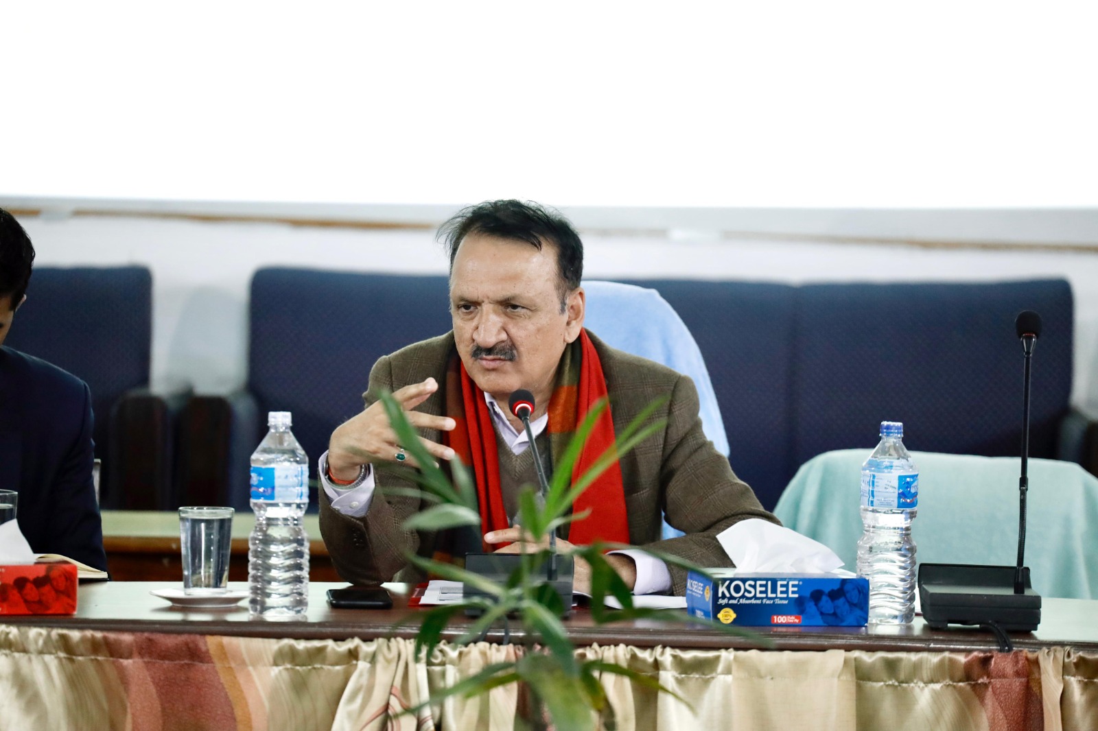 अर्थमन्त्रीद्धारा भैरहवा भन्सारको निरीक्षण, राजस्वकाे लक्ष्य भेटाउने गरी काम गर्न निर्देशन